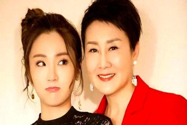 星二代差距大，张凯丽女儿作妖惹争议，王骁低调获赞